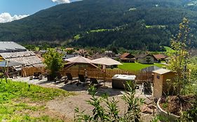 Apartments, Guest House & Historic Chalet Neuhaus